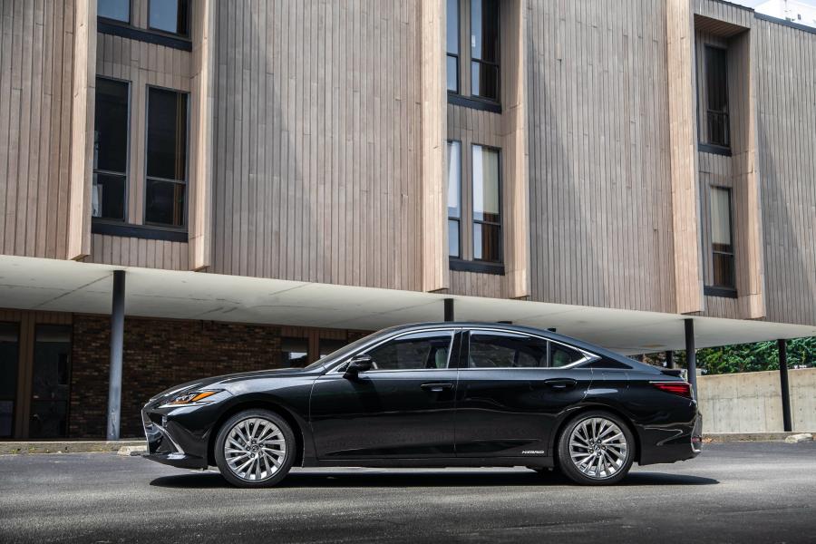  Lexus ES300h 2018 года  (WW) (фото 24 из 71)